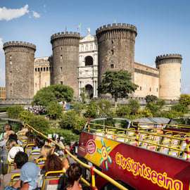 Bus hop-on hop-off a Napoli: biglietto 24 ore, due linee