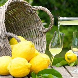 SORRENTO: Esperienza di dopocena con produzione di limoncello al tramonto