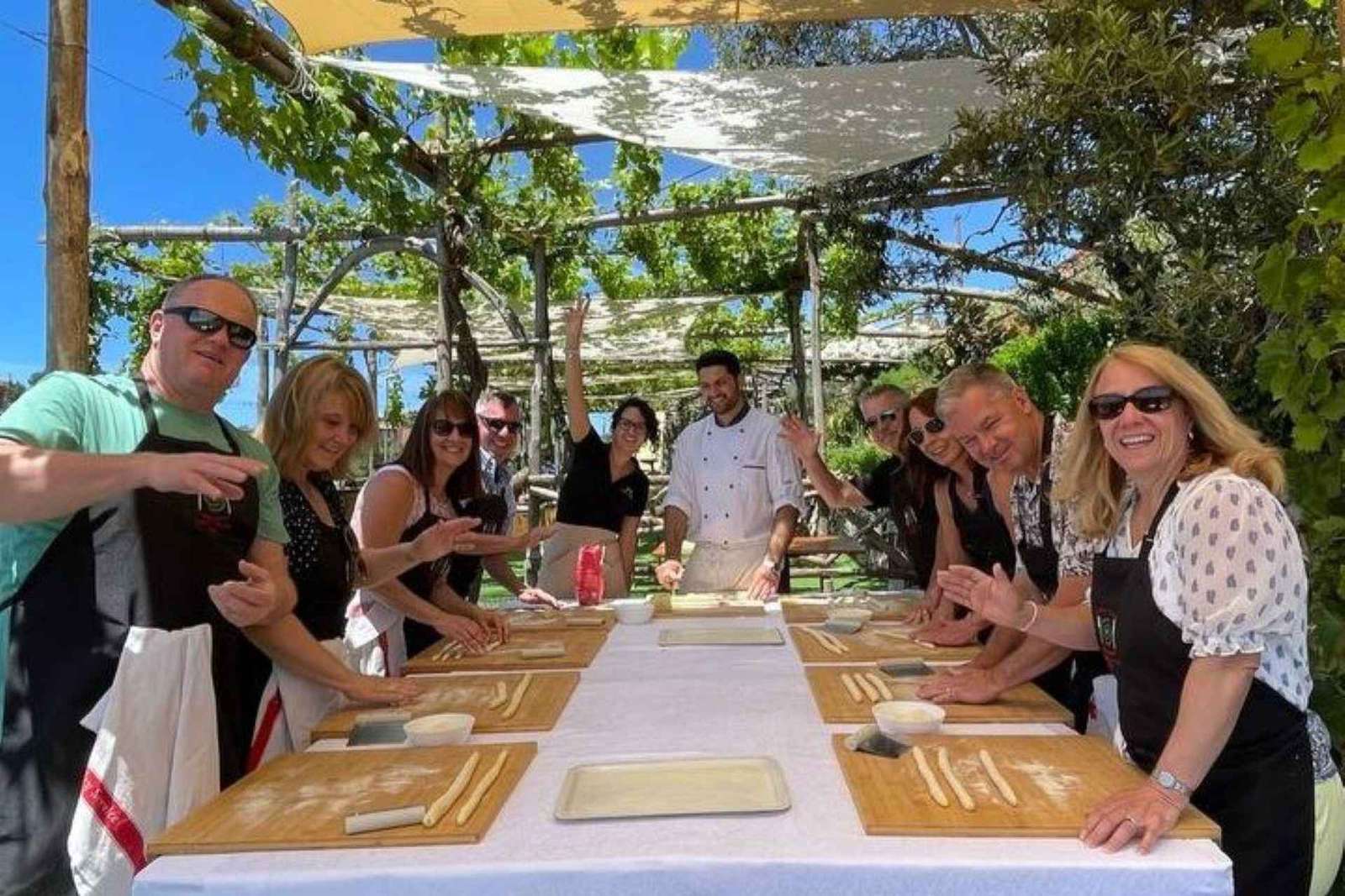 Corso di cucina a Positano con mozzarella e vista su Li Galli