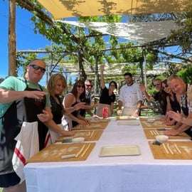 Corso di cucina a Positano con mozzarella e vista su Li Galli