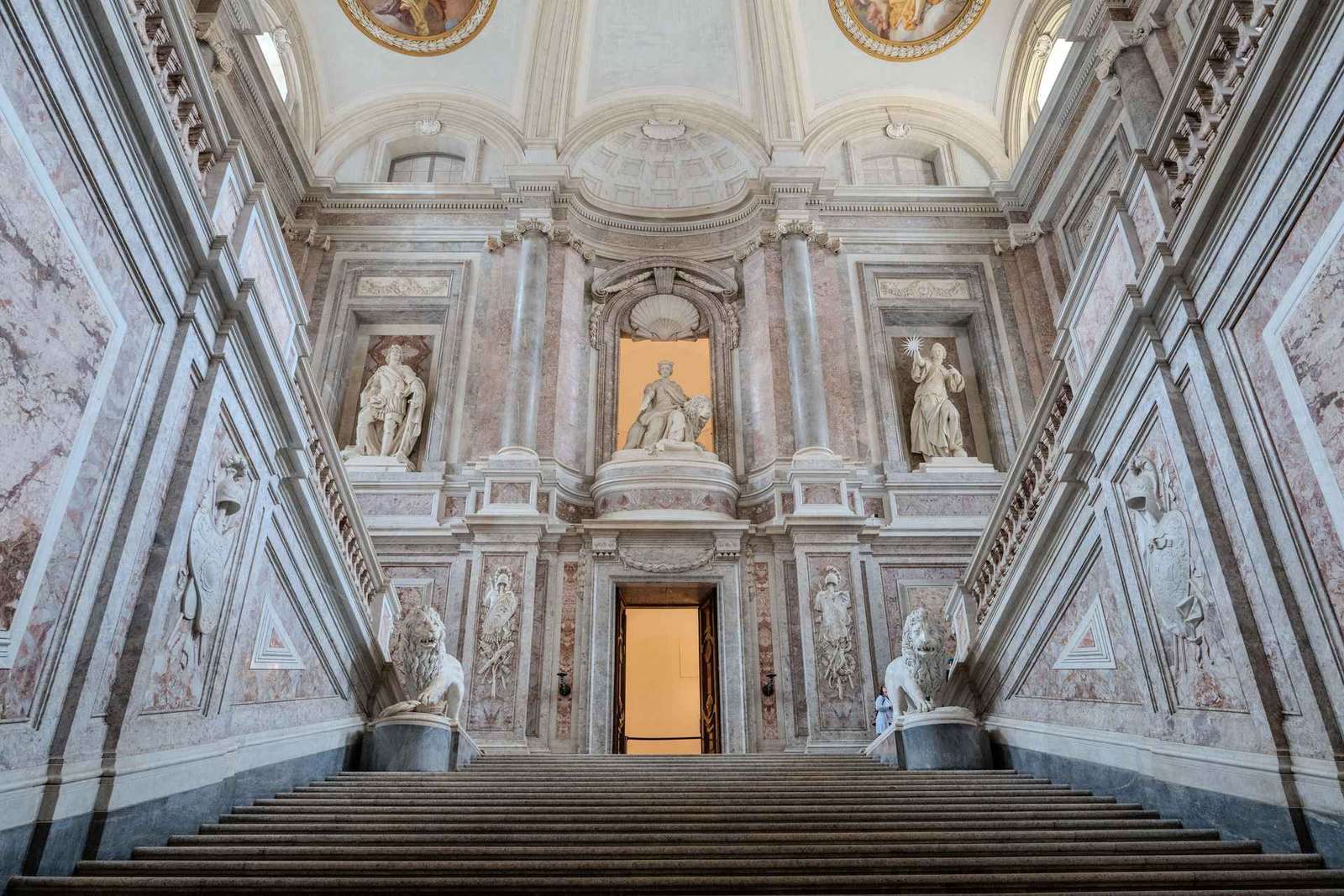 Caserta: Biglietto per la Reggia e treno o opzione audioguida