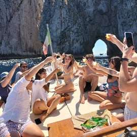 Giro in barca a Capri per piccoli gruppi con limoncello
