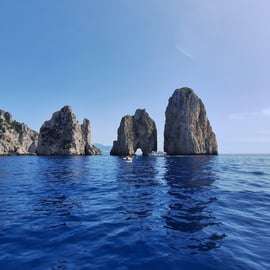 Giro in barca a Capri per piccoli gruppi con limoncello