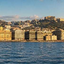 Tour in barca nel golfo di Napoli con guida locale