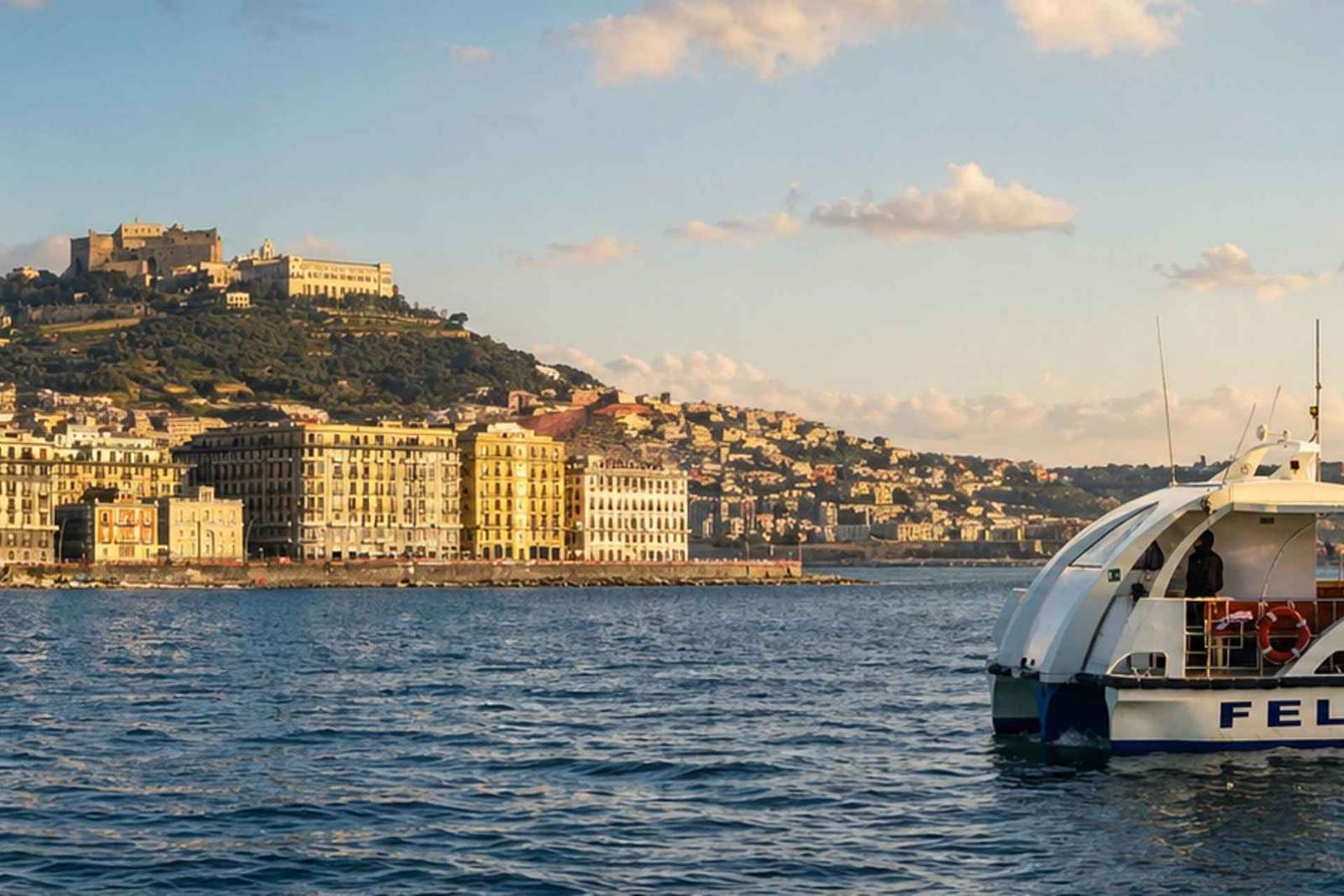 Tour in barca nel golfo di Napoli con guida locale