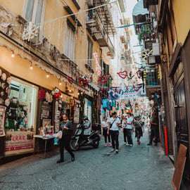 Napoli: Palazzo Reale e Quartieri Spagnoli Tour per piccoli gruppi