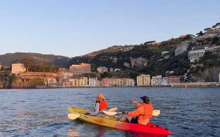 Sorrento: Tour per piccoli gruppi in kayak ai Bagni Regina Giovanna