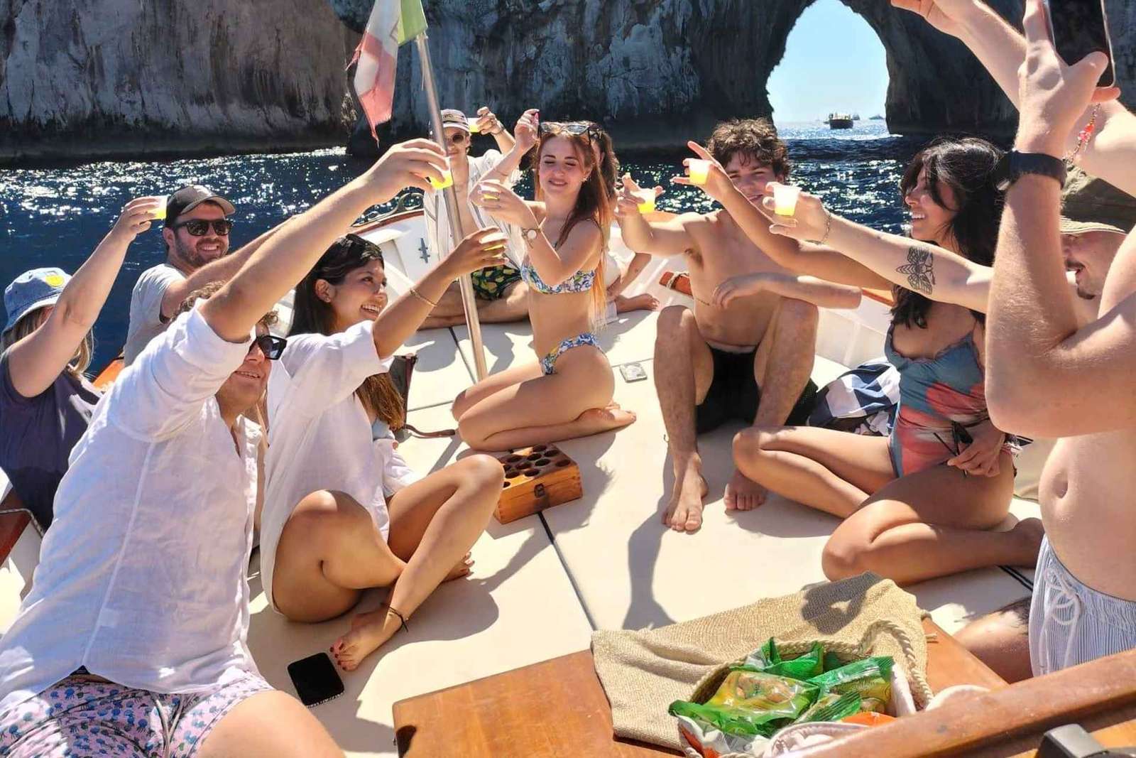 Giro in barca a Capri per piccoli gruppi con limoncello