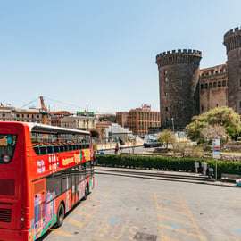 Bus hop-on hop-off a Napoli: biglietto 24 ore, due linee