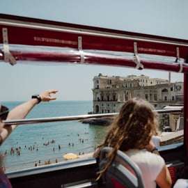 Bus hop-on hop-off a Napoli: biglietto 24 ore, due linee