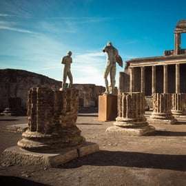 Da Napoli: Tour Guidato a piedi di Pompei con biglietto di ingresso e treno
