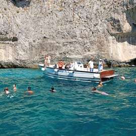 Giro in barca a Capri per piccoli gruppi con limoncello