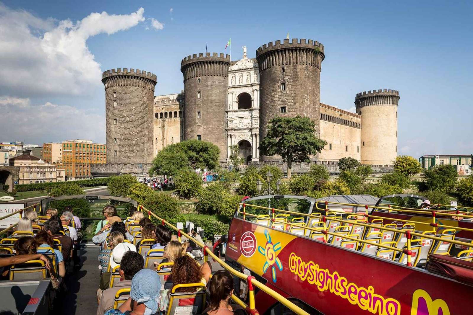 Bus hop-on hop-off a Napoli: biglietto 24 ore, due linee