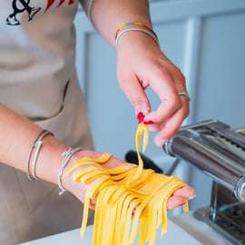 Corso di cucina a Napoli: pasta fresca e tiramisù sul mare