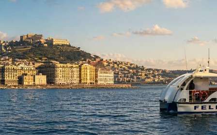 Tour in barca nel golfo di Napoli con guida locale