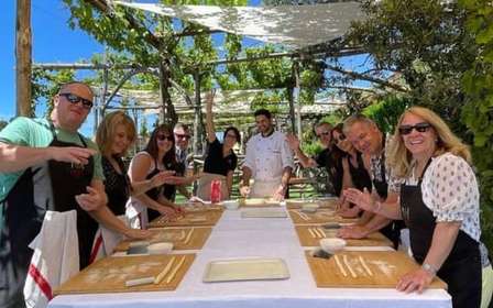 Corso di cucina a Positano con mozzarella e vista su Li Galli