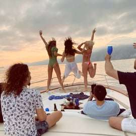 Crociera al tramonto a Positano con aperitivo su gozzo
