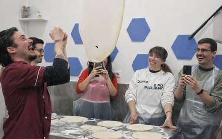 Napoli: Laboratorio di preparazione della pizza napoletana con bevanda